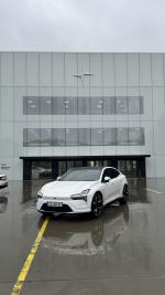 Fahrzeug Bild des Fahrers de Weerd mit dem Fahrzeug Polestar 4 Performance