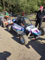Fahrzeug Bild des Fahrers Beyer mit dem Fahrzeug Crosskart Eigenbau