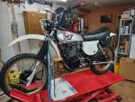 Fahrzeug Bild des Fahrers Schwarz mit dem Fahrzeug Yamaha XT500