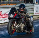 Fahrzeug Bild des Fahrers Frahm mit dem Fahrzeug  Motorrad Dragster