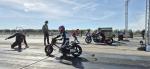 Fahrzeug Bild des Fahrers Braune mit dem Fahrzeug Junior Drag Bike