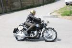 Fahrzeug Bild des Fahrers Sannwald mit dem Fahrzeug Velocette Thruxton